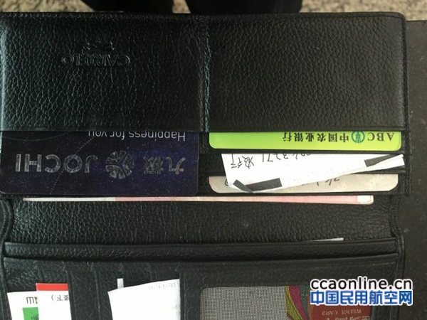 广州白云国际机场安检一男子被检出刀片