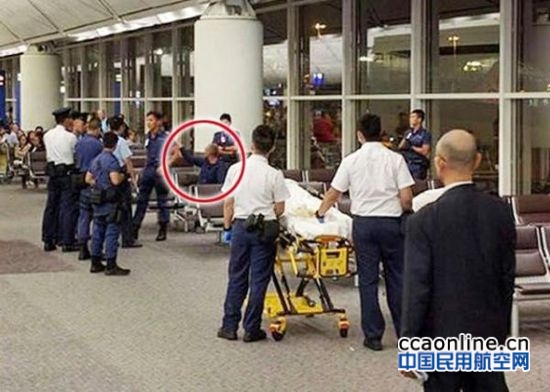 外国男子因航班延误大闹机场，特警持盾牌制服