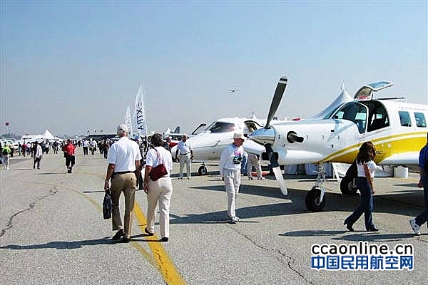 第二届银川西部航展开幕，北京通航P750展示飞行