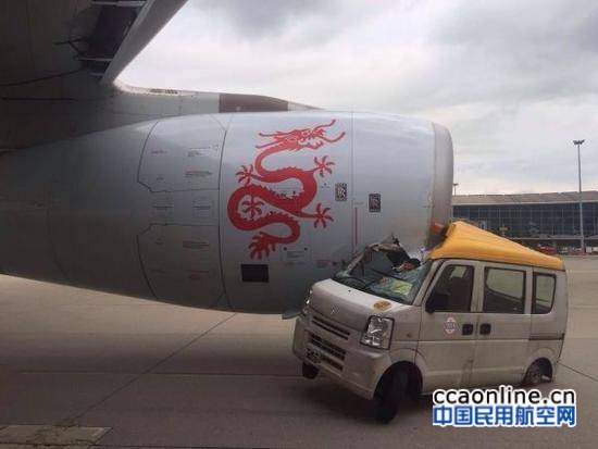 港龙航空客机在机场与工程车相撞，司机受伤