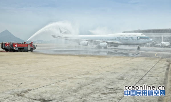 国泰航空B747客机飞越维多利亚港后光荣退役