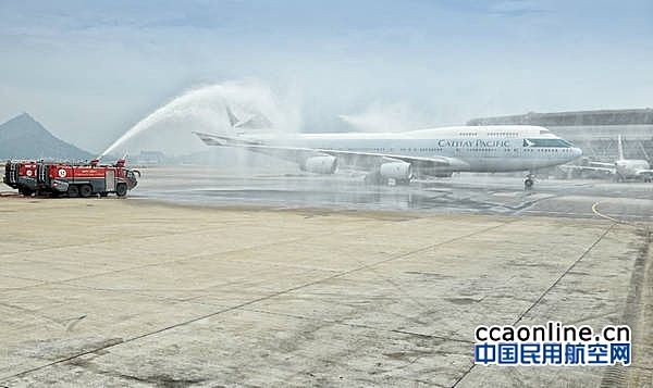 国泰航空B747客机飞越维多利亚港后光荣退役