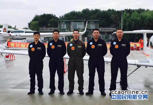 福航特技飞行队携中国红XA42亮相2016珠海航展