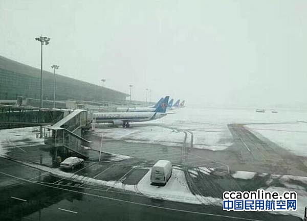 因降雪量大，郑州新郑机场持续关闭