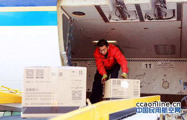 “双十一”后南航新疆日均进出港货邮达260吨