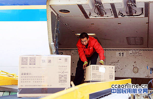 “双十一”后南航新疆日均进出港货邮达260吨