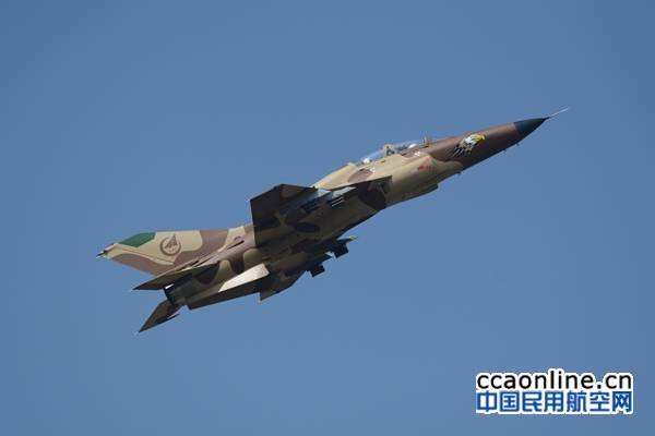 沙漠涂裝山鷹高教機進行飛行表演