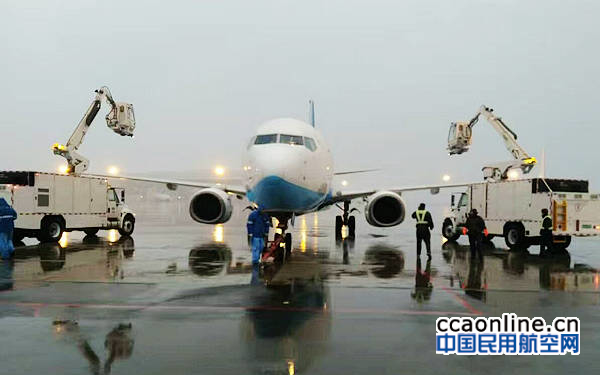 不惧雪雨，天津机场地勤人力保航空器安全除冰