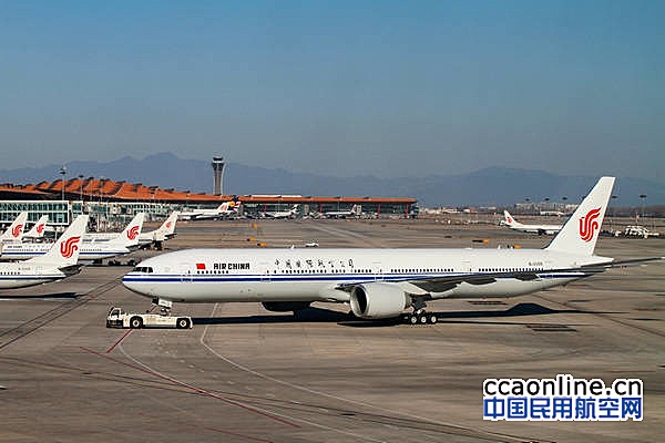 中银航空租赁向国航交付首架波音777-300ER飞机