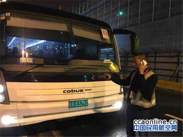 浦东机场摆渡车险撞飞机，东航：车辆未违规行驶