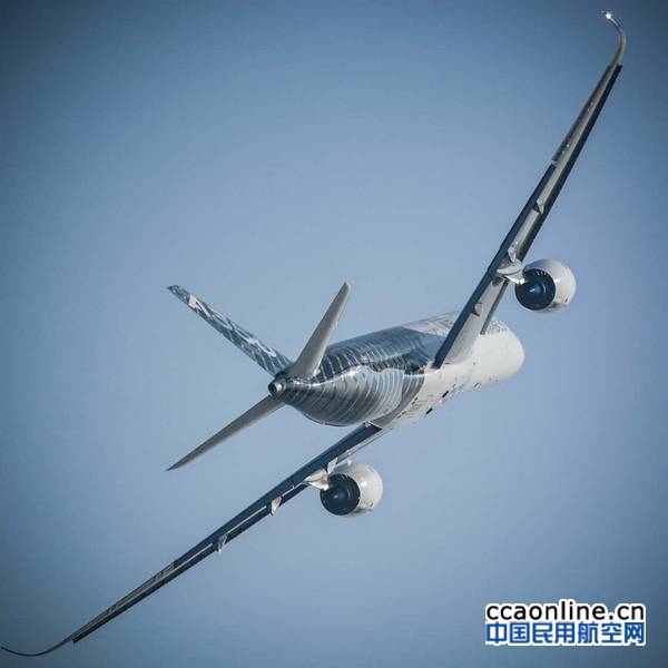 空客A350首秀珠海航展，进行飞行和静态展示