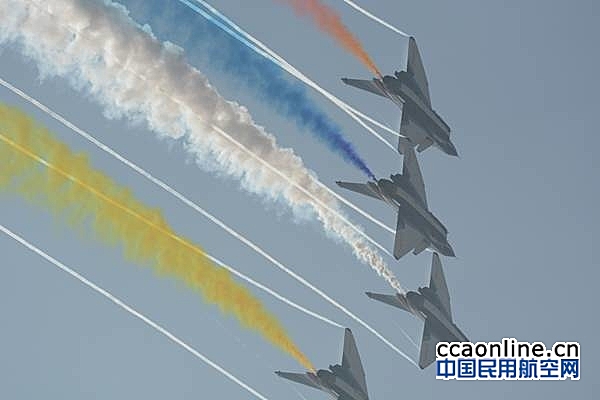 歼-10舞空！中国八一飞行表演队进行飞行表演