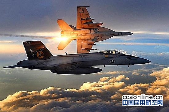 美军两架F18战机在太平洋上空相撞，飞行员跳伞逃生