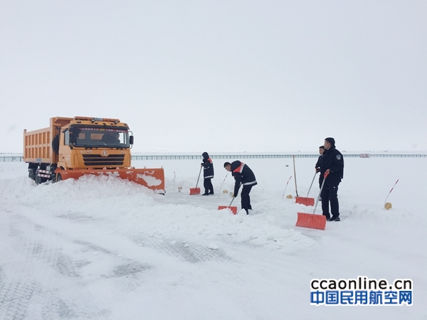 富蕴可可托海机场积极应对新一轮持续降雪天气
