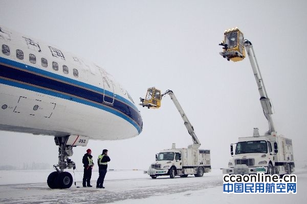 大雪突袭乌鲁木齐机场，新疆机务奋战在一线