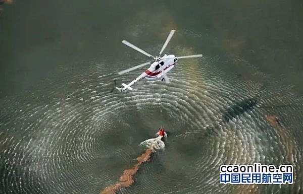 两架直升机联合对森林火灾进行灭火作业