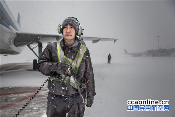 大雪突袭沈阳机场，民航除雪一线纪实