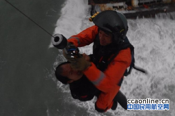 广东汕尾一运砂船遇险 “南一飞”出动直升机救援