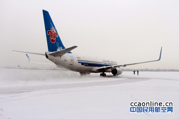 乌鲁木齐降雪致航班延误，3000余名旅客滞留机场