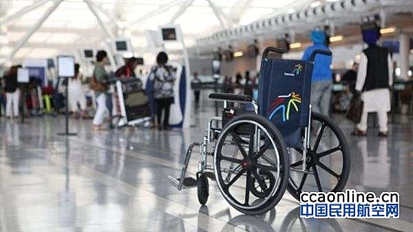 祥鹏航空半瘫旅客在双流机场下机竟无轮椅