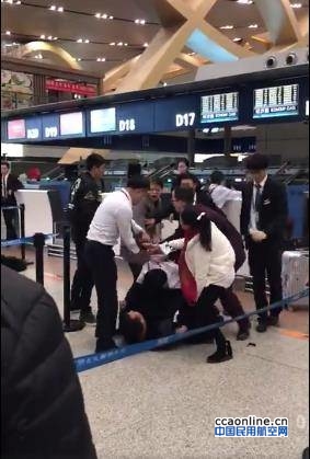 航班延误，昆明机场乘客与工作人员扭打在一起
