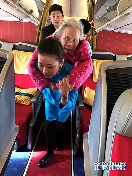 用爱心和责任感代替宽肩阔背，厦航女乘务长背着老奶奶上下机