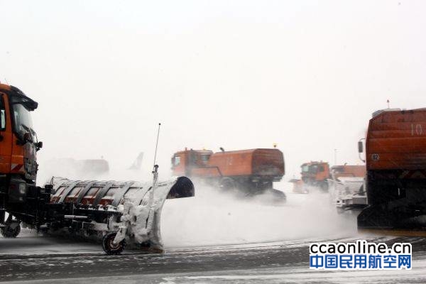 大雪致乌鲁木齐机场三次关闭，南航新疆积极应对