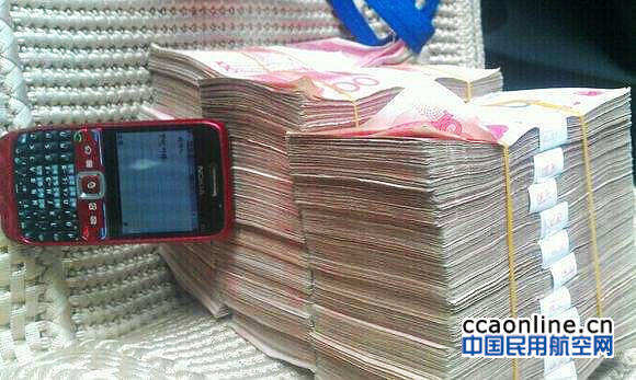 揚子江航空地空接力歸還乘客遺落客艙30萬元現金