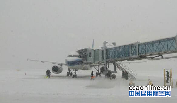 长白山机场积极保障春运期间第一场大雪