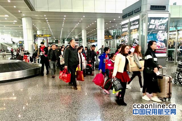广州白云机场今迎节后返程客流最高峰