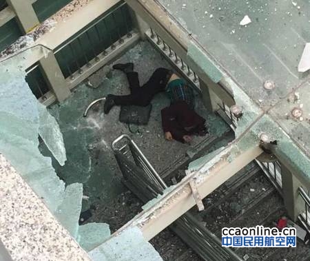 女司机长沙机场驾车失控，一男子被撞下高架桥