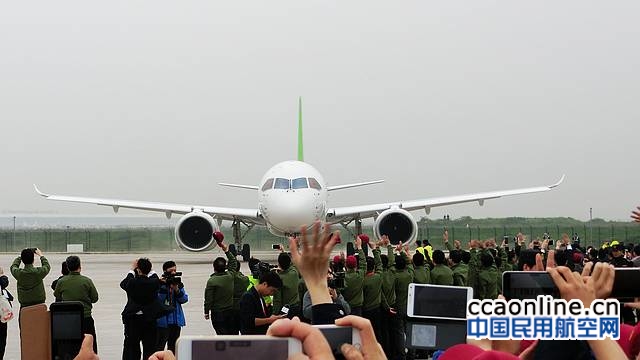 浦东机场保障国产C919大飞机顺利完成首飞纪实