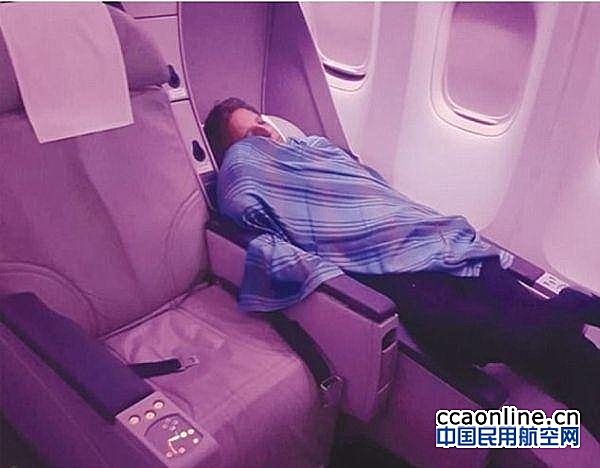 机长去商务舱睡觉，让实习生驾驶载有305人的客机