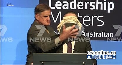 澳航CEO演讲被拍一脸蛋糕，淡定回应:见怪不怪