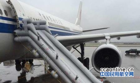 国航西南一架空客A330滑梯被释放