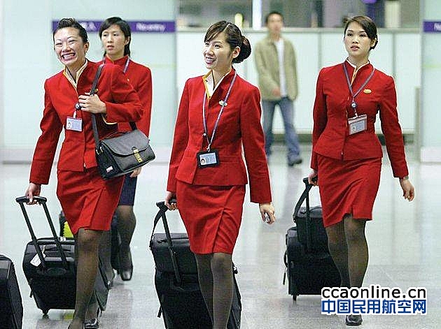国泰航空空姐拒挂中文名牌，称"不讨好内地客"