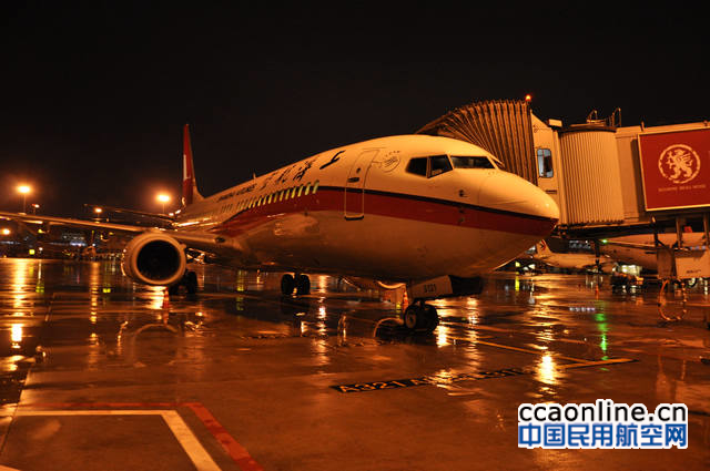 成都机场遭受今夏首场雷雨天气，导致大量航班延误