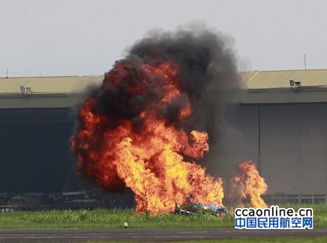 雅加达航展表演机坠毁起火，飞行员生还