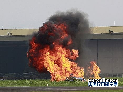 雅加达航展表演机坠毁起火，飞行员生还