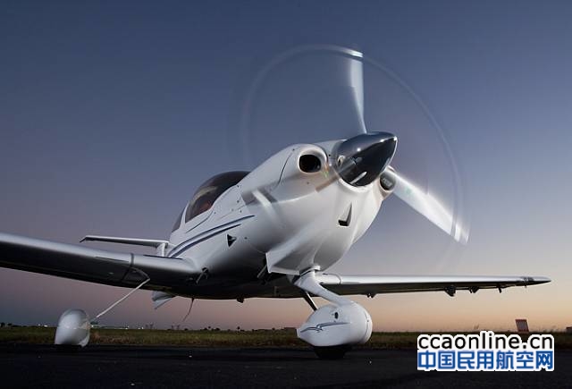 万丰奥威子公司与中国民航大学签署24架钻石DA40 NG购机协议