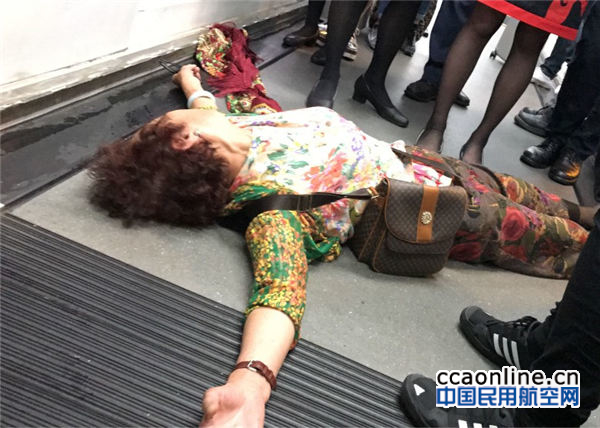 港航飞北京航班延误，大妈“躺在地上”抗议