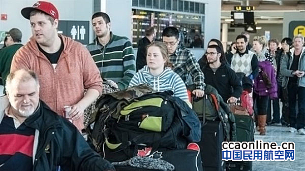 加拿大两大机场禁乘客维权广告