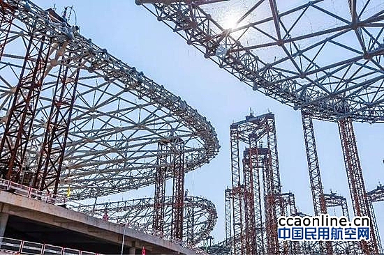 北京新机场航站楼钢结构封顶，计划2019年建成
