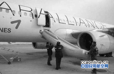 韩亚航空客机在延误被乘客不小心放滑梯