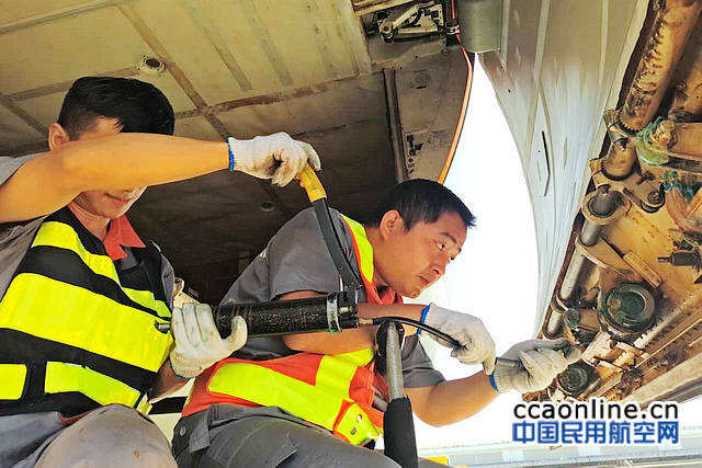 友和道通航空機務首次完成兩架飛機同時定檢