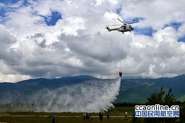 空客H215直升机在丽江做航空护林灭火飞行表演