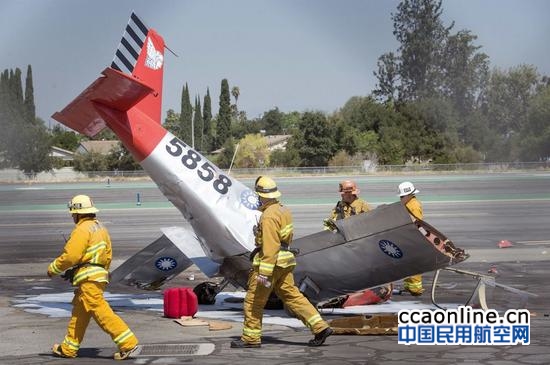 华裔飞行家在洛杉矶坠机身亡，事故原因尚不清楚