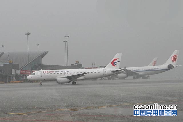 成都机场迎来入夏来最大降雨量，导致大量航班延误