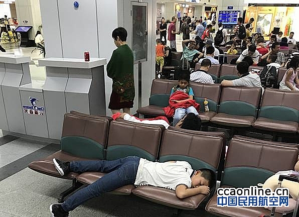 国航航班多次延误直至取消，百名乘客遭遇赔偿难
