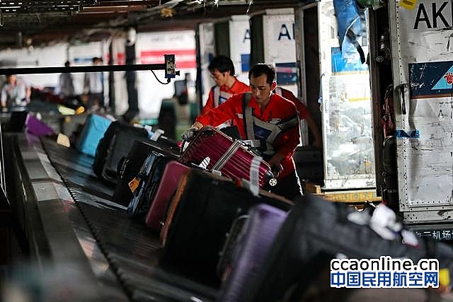 暑期南航在广州推出“行李立起来”服务